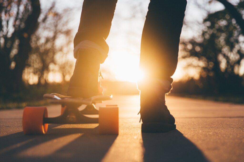 Pessoa praticando mobilidade ativa ou extrema com o skate