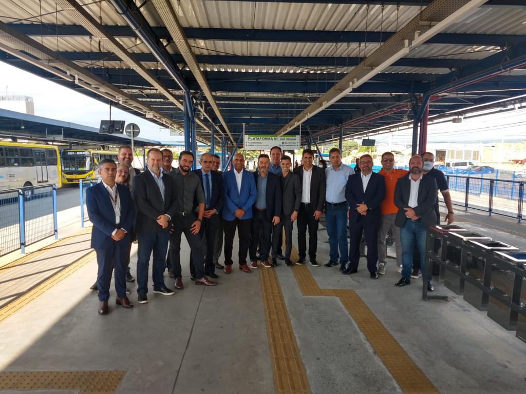 Rogério Cruz (Prefeito de Goiânia), profissionais e executivos do setor de transporte urbano em visita a um dos terminais do BRT Sorocaba