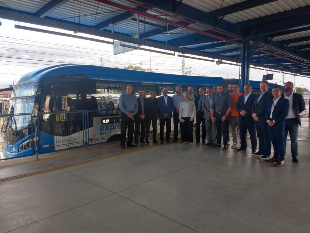 Rogério Cruz (Prefeito de Goiânia), profissionais e executivos do setor de transporte urbano em visita a um dos terminais do BRT Sorocaba
