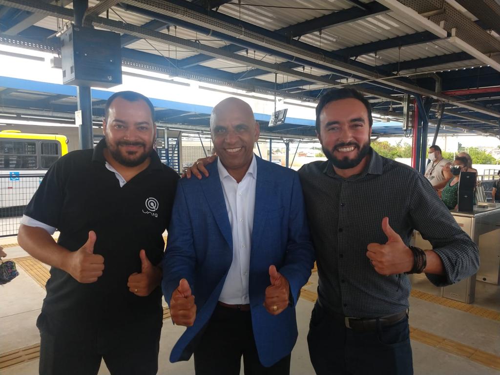 Representantes da empresa UniQ e Prefeito de Goiânia Rogério Cruz em um dos terminais do BRT Sorocaba