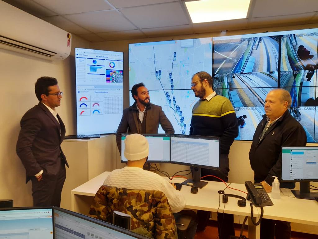 Da esq. p/ dir.: Vinicius Lima (Presidente EMDEC), Fernando Cesar (CEO UniQ), Fernando de Caires (Secretário de Transportes de Campinas) e Paulo Lemos (Jurídico EMDEC) visitam CCO da UniQ no BRT Sorocaba