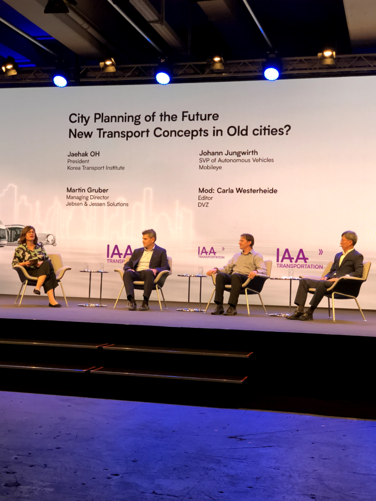 Planejamento urbano, transporte e inovação com a UniQ na IAA Transportation